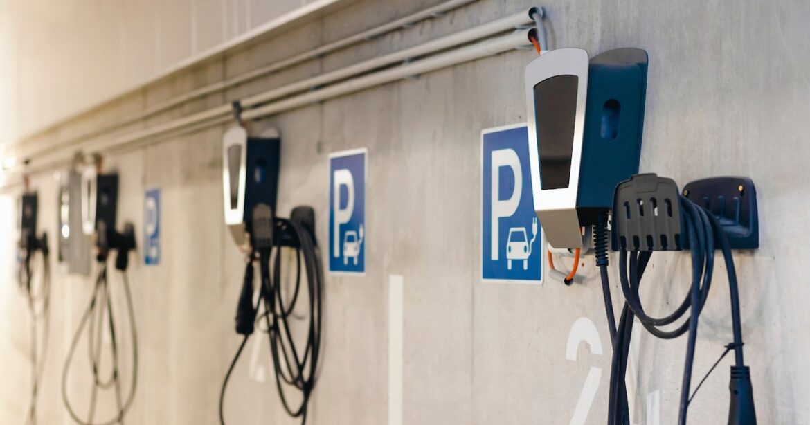 Transforming Co Ownership: Tackling the Electric Vehicle Charging Challenge Copropriétés : Surmonter les enjeux de l'infrastructure de recharge pour véhicules électriques