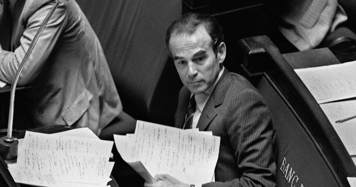 Robert Badinter : Un Plaidoyer Éternel pour la Justice au Panthéon Robert Badinter : Une vie dédiée à la justice au cœur du Panthéon.