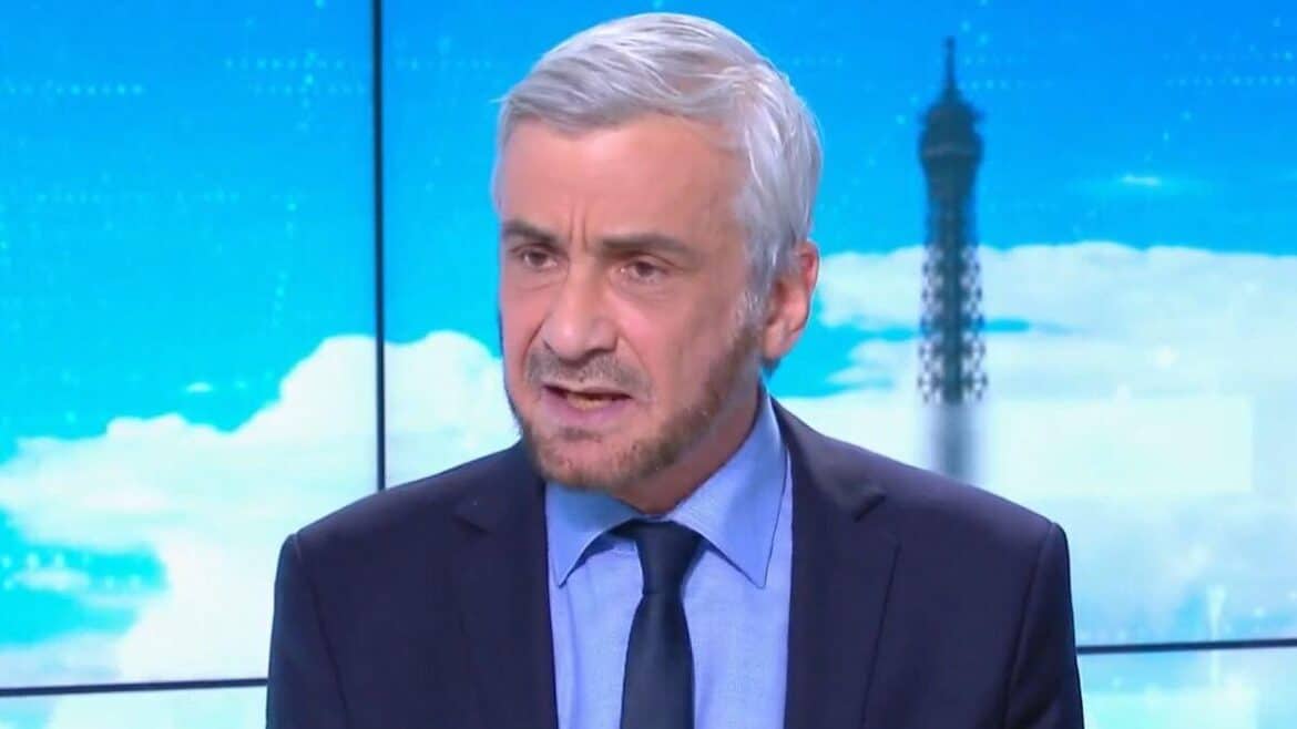 À Paris, un élu contesté face à des accusations de possession d'images pédopornographiques. À Paris : une lutte contre le retour d'un élu sous accusations graves.