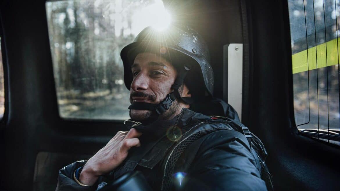 Révélations et souvenirs : le témoignage des proches d'Antoni Lallican, photographe français à l'épreuve de la guerre Révélations de proximité : Les proches d'Antoni Lallican, photographe français tombé en Ukraine, s'expriment