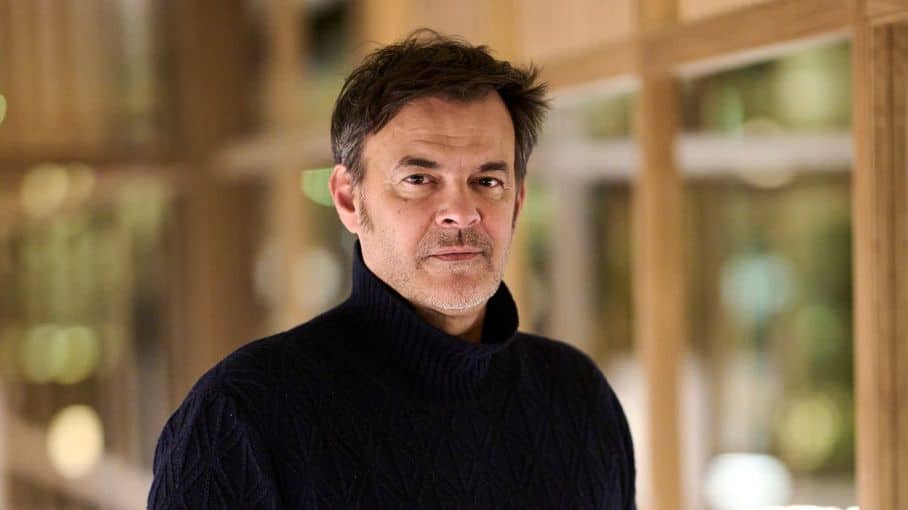 François Ozon réinvente 'L'Étranger' : un pont entre tradition et modernité. François Ozon réinvente 'L'Étranger' : une adaptation moderne entre tradition et contemporanéité.