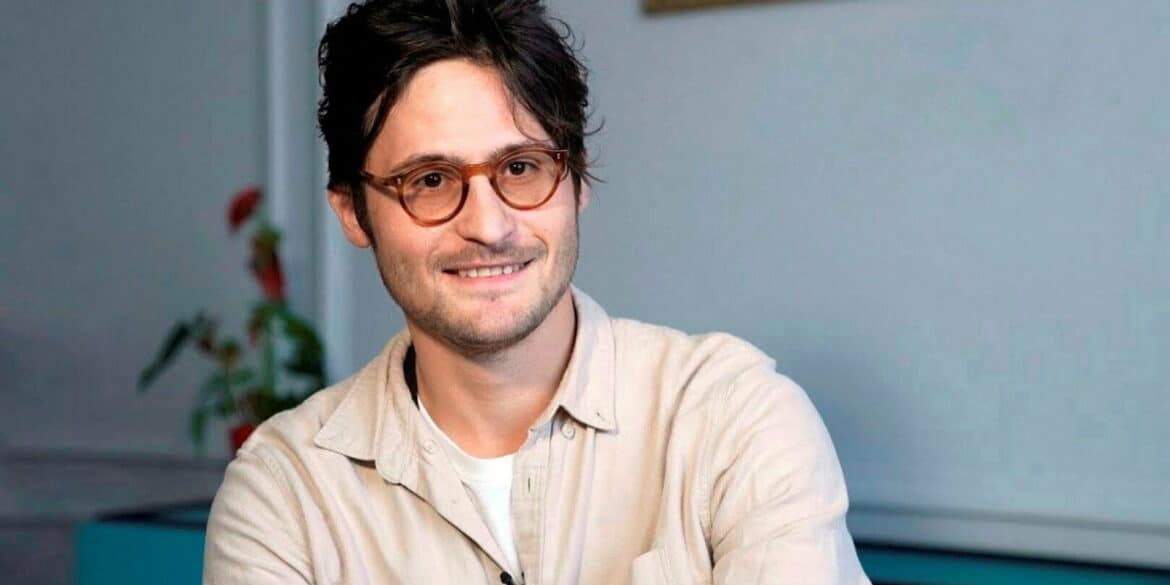 Pau : Investigation into the Curious Case of the Missing 'U'