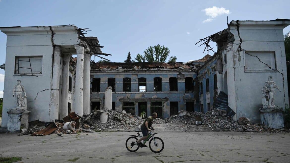 Ukraine Intensifies Civilian Evacuations from Last Kiev-Controlled Donbass City.
