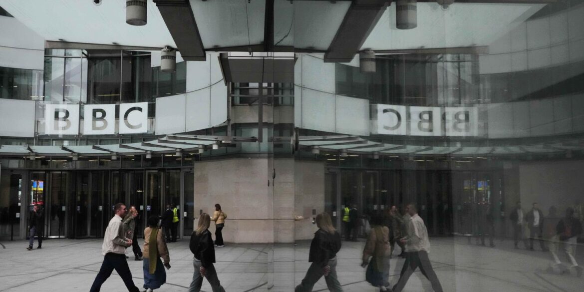 Le président de la BBC présente ses excuses à Trump tout en niant les accusations de diffamation.