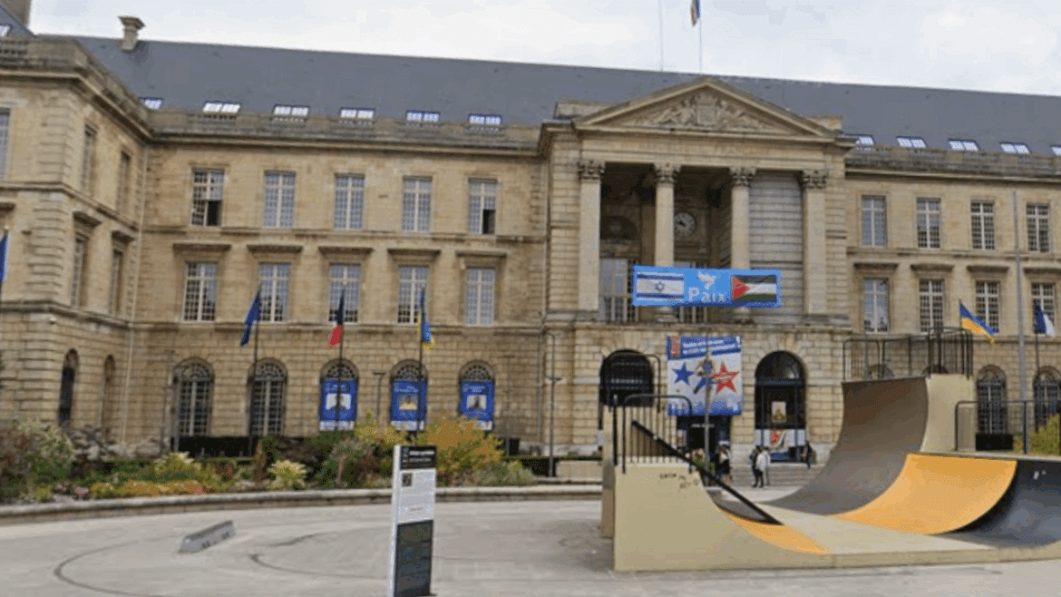 Conflit de Symboles : Une plainte après la dégradation d'une bâche à Rouen