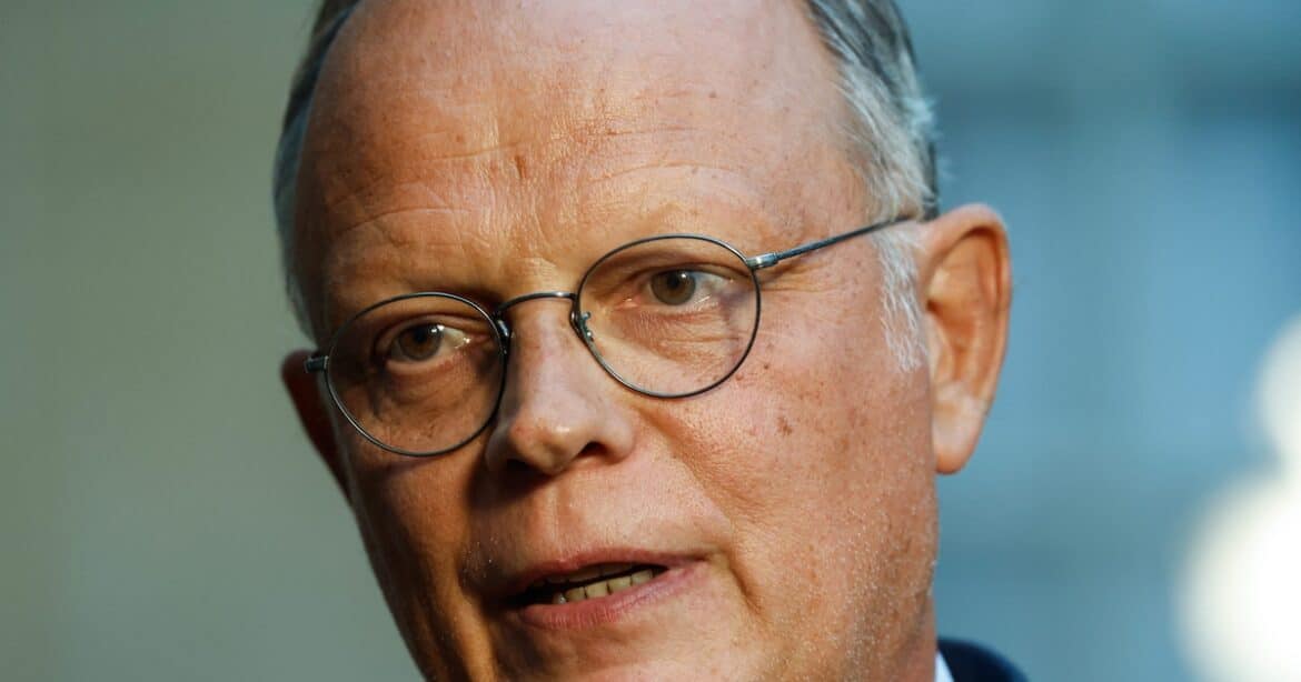 Philippe appelle à la démission de Macron : le combat pour l'Élysée commence.