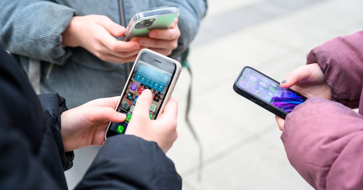 Le Danemark restreint l'accès aux réseaux sociaux pour les moins de 15 ans.