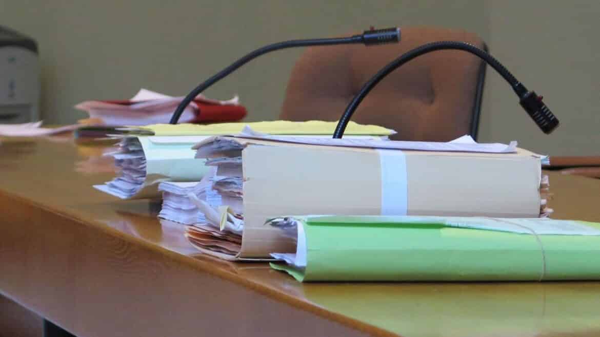 Un voleur de cuivre fait un passage derrière les barreaux pour un vol inattendu.