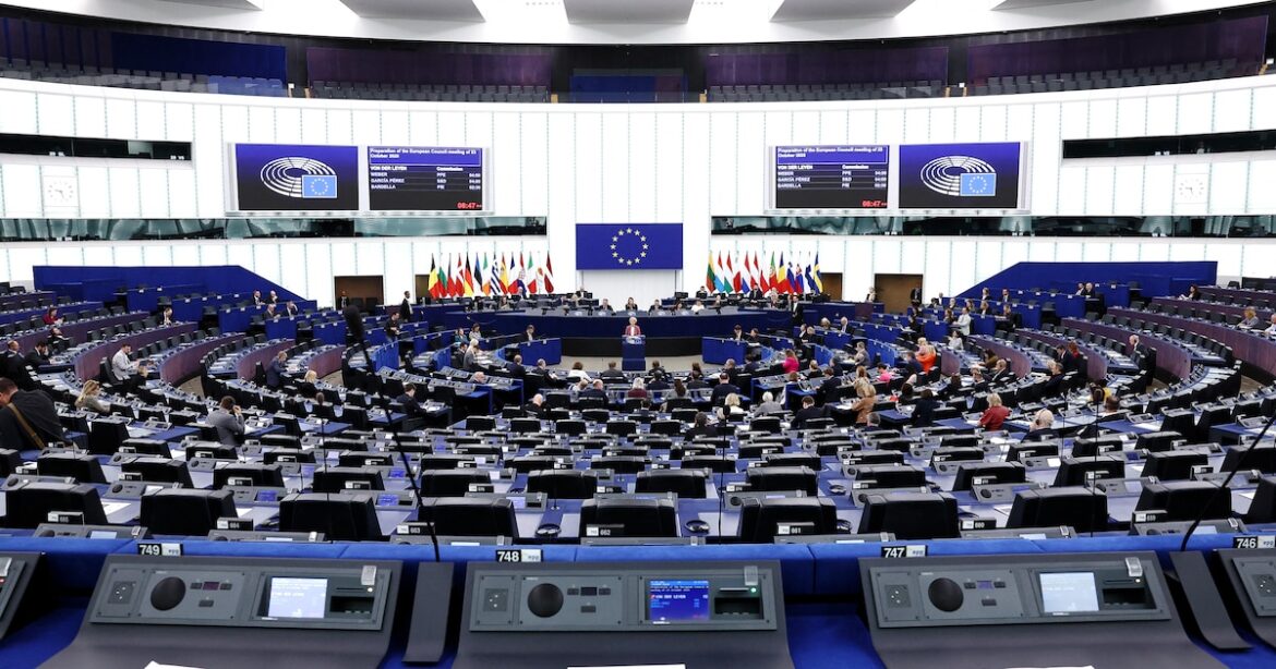 Quand la Droite Flirte avec l'Extrême Droite : Ambiguïtés au Parlement Européen