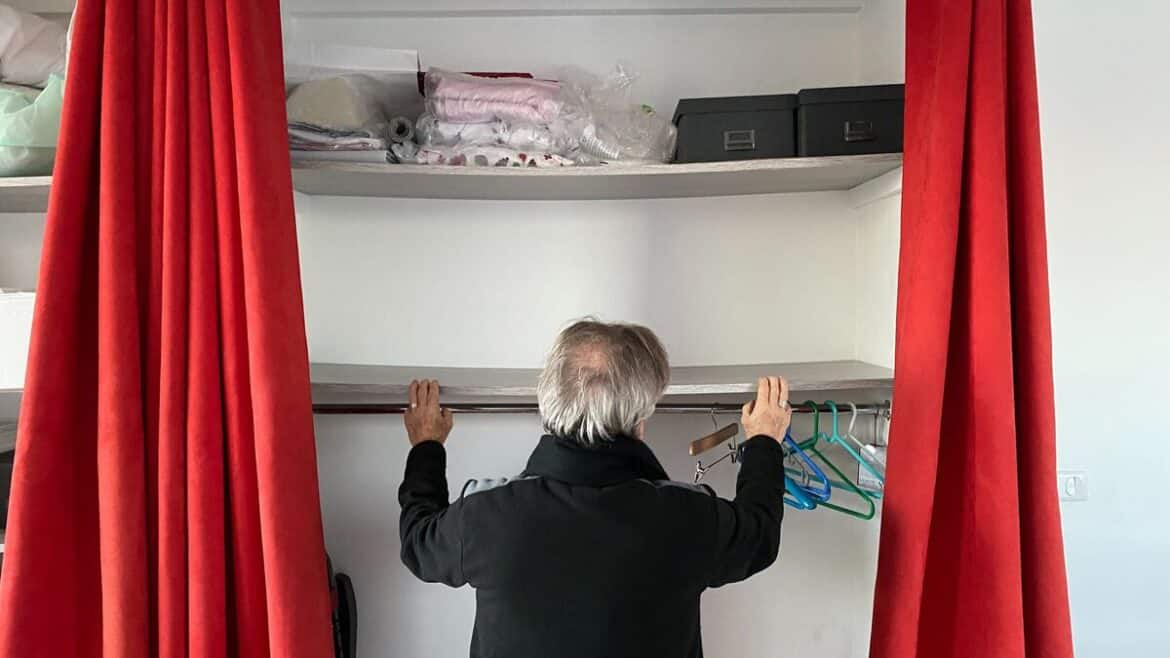 Un retraité de 78 ans regagne son appartement à Romainville avec une méthode inattendue.