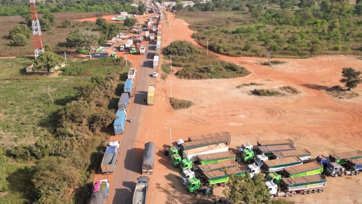 Retrait stratégique : la France évacue ses agents en raison de la menace djihadiste à Bamako