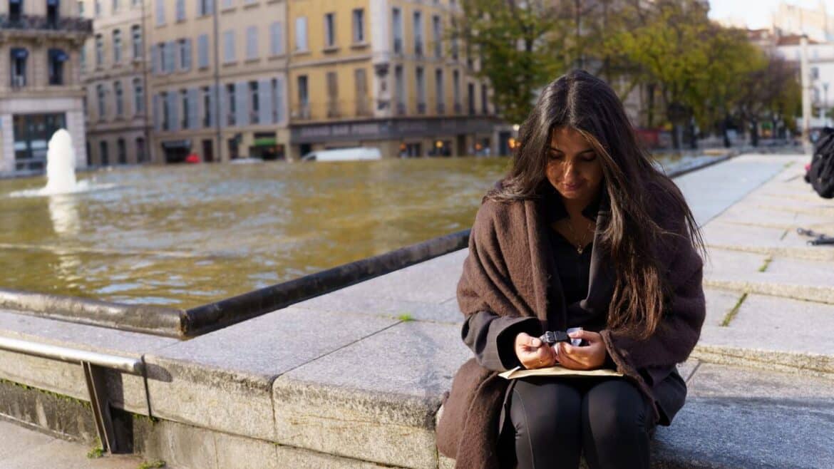 « Rafika : Lutte pour la voix de son frère à Marseille »