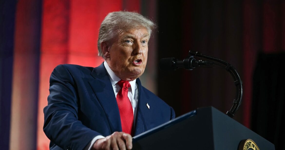 Trump dénonces les États américains qui imposent des règles sur l'IA