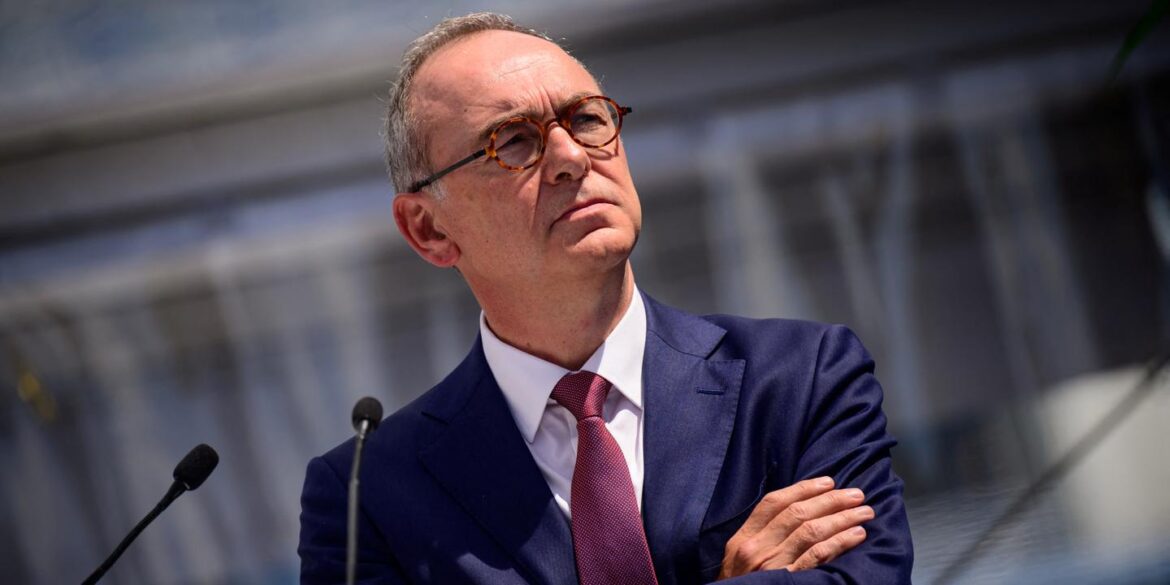 Support for Xavier Piechaczyk at the Elysée Amidst Parliamentary Concerns